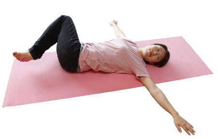 腰のゆがみを整えるイルチブレインヨガの「ひざをひねる」体操